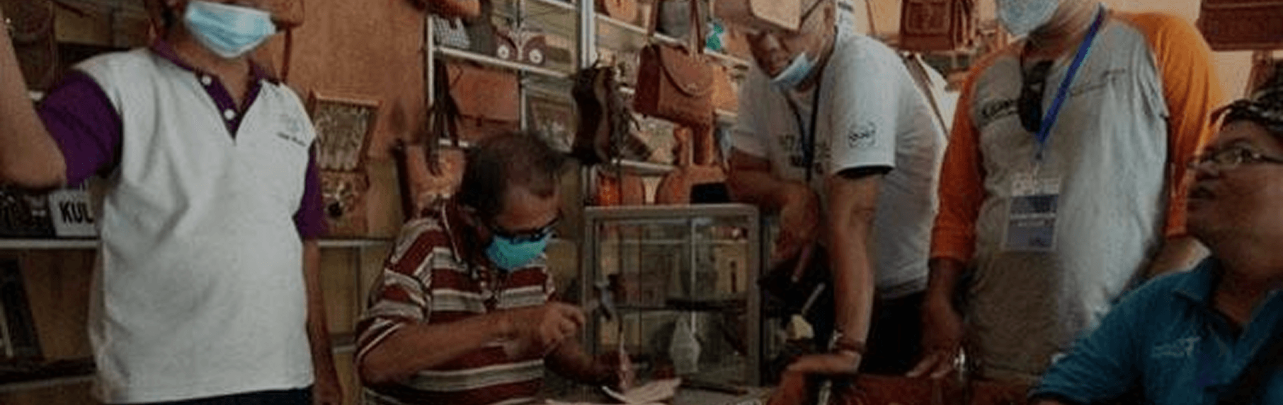 Pengrajin kulit asli Manding sedang bekerja