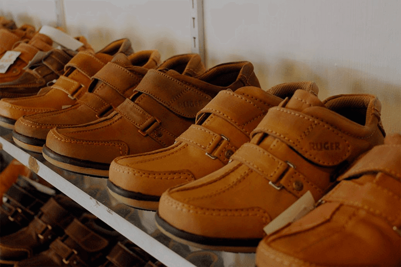 Pengrajin kulit asli Manding sedang bekerja