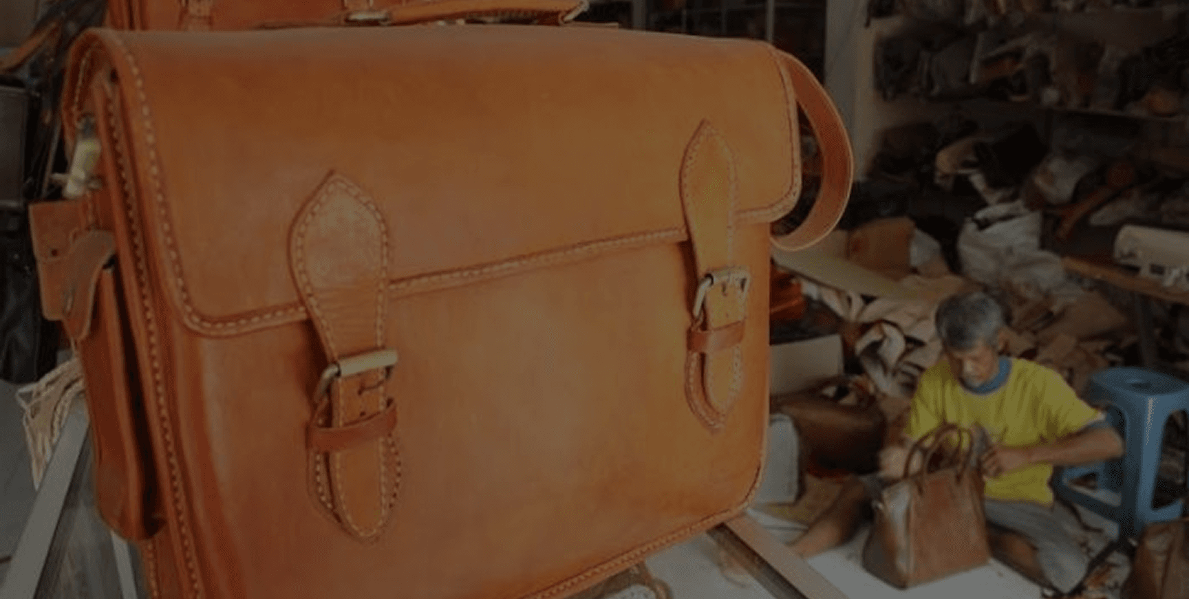 Pengrajin kulit asli Manding sedang bekerja